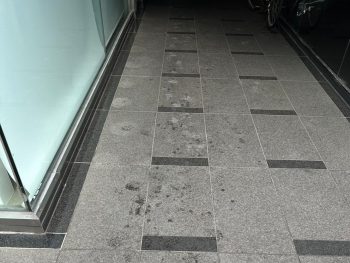 大阪市北区で御影石の油シミ抜きデモ|ゴミ庫まわりの石材床を薬品洗浄